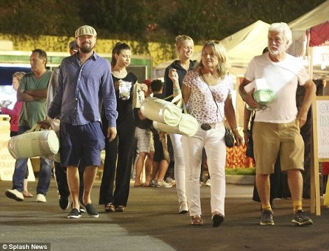 Ο «μαμάκιας» Λεονάρντο Ντι Κάπριο βολτάρει και ψωνίζει με τις γυναίκες της ζωής του [εικόνες] | iefimerida.gr 2