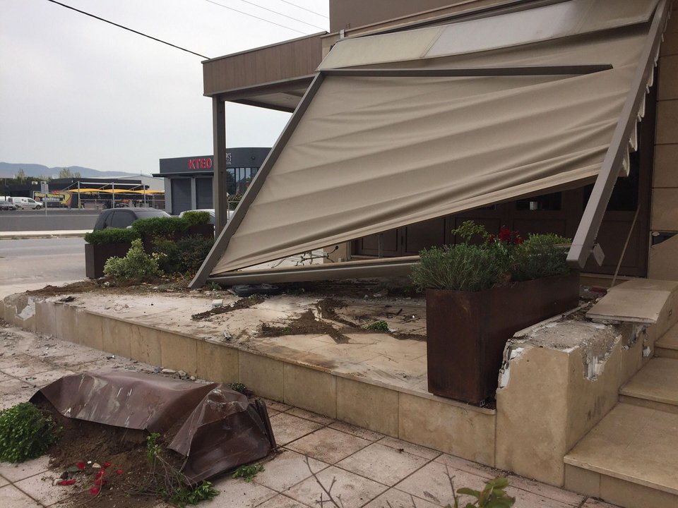 Η στιγμή που λεωφορείο του ΟΑΣΘ και ΙΧ «εισβάλλουν» σε καφετέρια [βίντεο] | iefimerida.gr 2