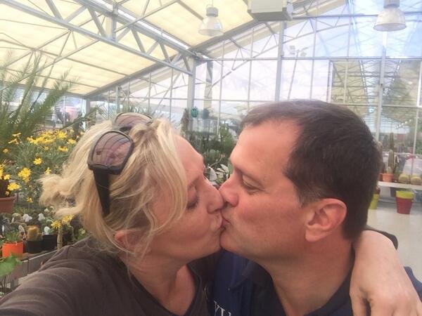 «Δεν χωρίζω» -Μια αγνώριστη Μαρίν Λεπέν σε σούπερ φιλί με τον ακροδεξιό σύντροφό της [εικόνες] | iefimerida.gr 1