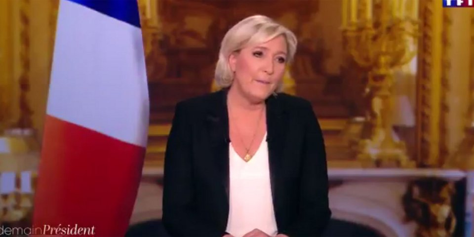 Γαλλία: Η Μαρίν Λεπέν ζήτησε να βγάλουν τη σημαία της Ευρώπης από το πλατό πριν μιλήσει [εικόνες] | iefimerida.gr 1