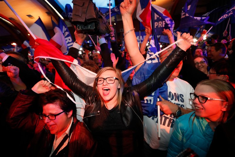 Πανηγυρισμοί στα στρατόπεδα Μακρόν και Λεπέν -Συνθήματα και η Μασσαλιώτιδα [βίντεο] | iefimerida.gr 1