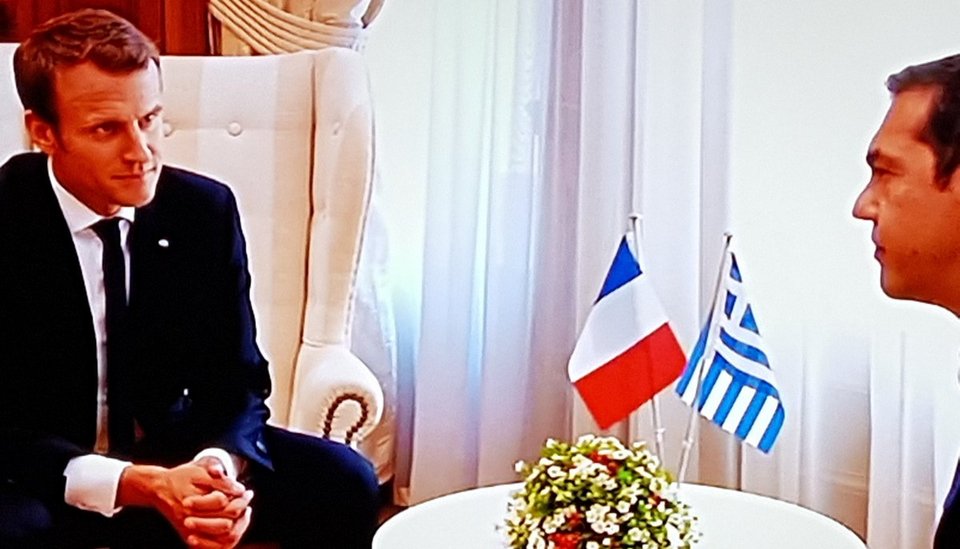 Το Twitter υποδέχθηκε τον Μακρόν με συμπάθεια: Αντε να πάρει την ΕΥΔΑΠ, να πούμε το νερό Εβιάν! [εικόνες] | iefimerida.gr 6