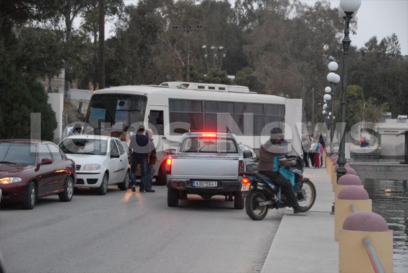 Επεισόδια στη Λέρο για τη μεταφορά μεταναστών -Εξαγριωμένοι οι κάτοικοι, λιμενικοί έδειραν δημοτικό σύμβουλο [εικόνες & βίντεο] | iefimerida.gr 3