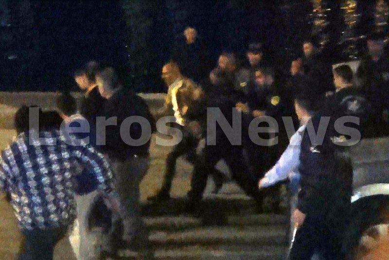 Επεισόδια στη Λέρο για τη μεταφορά μεταναστών -Εξαγριωμένοι οι κάτοικοι, λιμενικοί έδειραν δημοτικό σύμβουλο [εικόνες & βίντεο] | iefimerida.gr 6