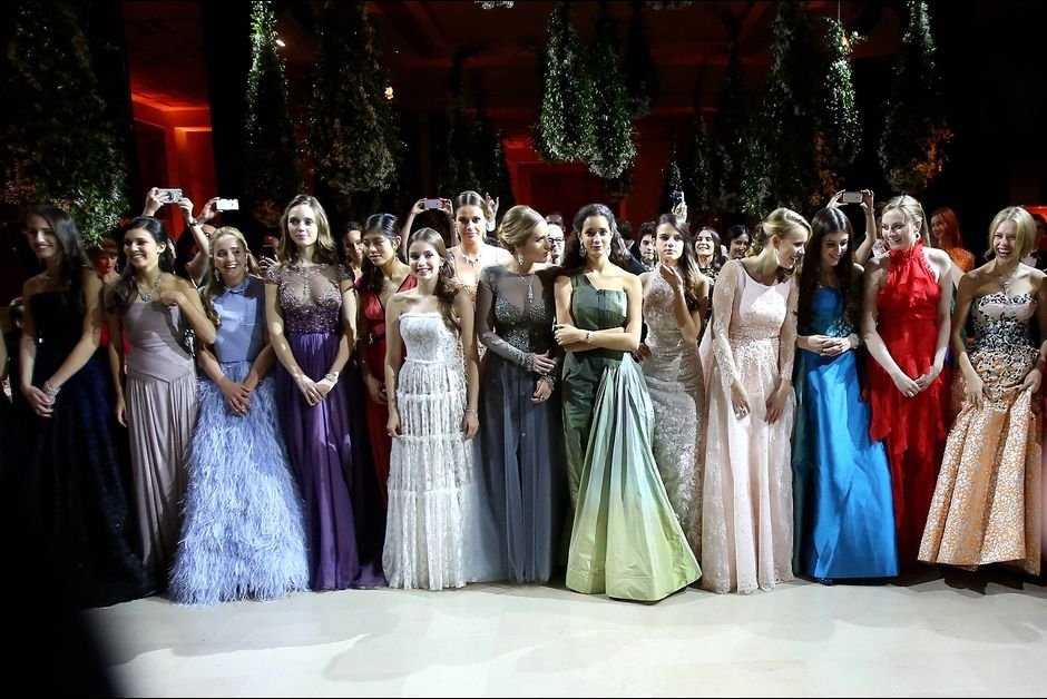 Υπάρχουν και σήμερα δούκισσες και κόμητες -Η αφρόκρεμα της Ευρώπης χόρεψε στο Παρίσι [εικόνες] | iefimerida.gr 3