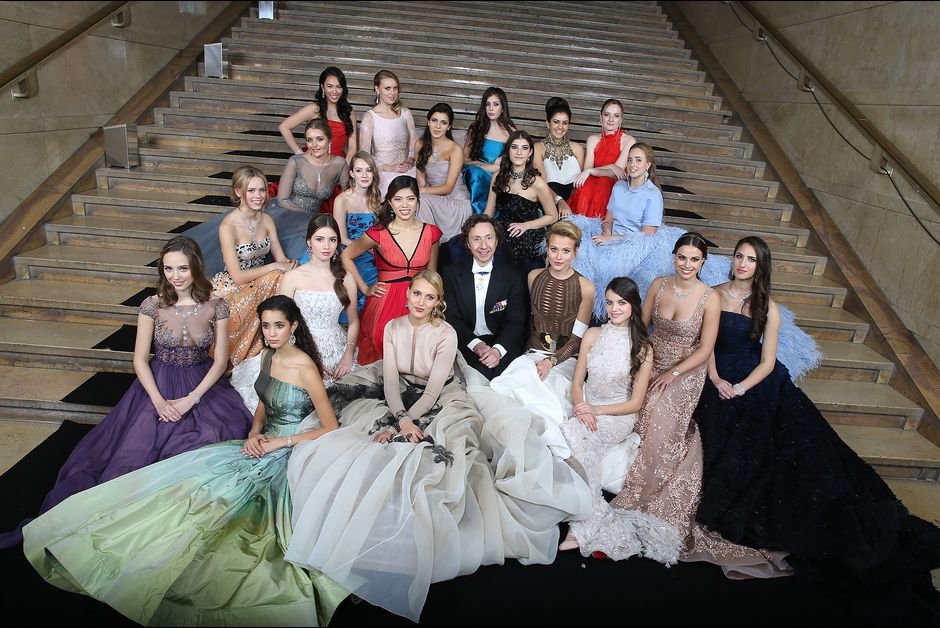 Υπάρχουν και σήμερα δούκισσες και κόμητες -Η αφρόκρεμα της Ευρώπης χόρεψε στο Παρίσι [εικόνες] | iefimerida.gr 0