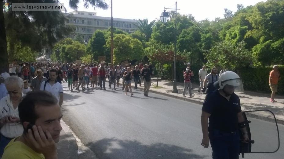 Χάος στη Μυτιλήνη: Πορείες, φωτιές από μετανάστες -Συγκρούσεις με ΜΑΤ [εικόνες & βίντεο] | iefimerida.gr 0