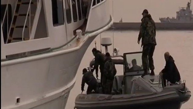 Απίστευτο! Ακτιβιστές έπεσαν στη θάλασσα στο λιμάνι της Μυτιλήνης για να μη φύγει το πλοίο με τους μετανάστες προς Τουρκία | iefimerida.gr 0