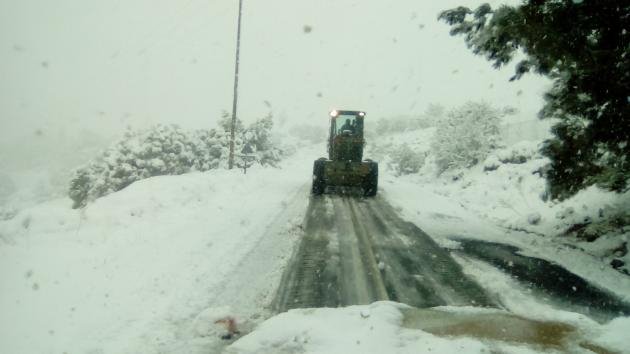 Τα εκχιονιστικά του στρατού στη Λέσβο -Ανοίγουν τους δρόμους από το χιόνι και τον πάγο [εικόνες] | iefimerida.gr 2