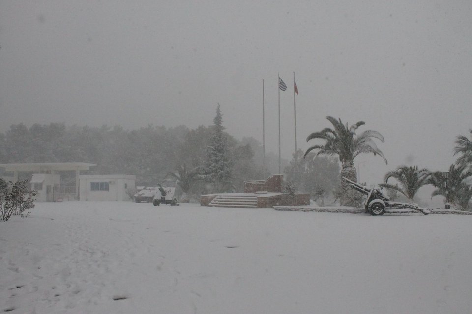 Τα εκχιονιστικά του στρατού στη Λέσβο -Ανοίγουν τους δρόμους από το χιόνι και τον πάγο [εικόνες] | iefimerida.gr 3