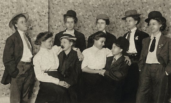 Oι αόρατοι: Συγκλονιστικές κρυφές φωτογραφίες ομοφυλόφιλων ζευγαριών από τις αρχές του 20ου αιώνα [εικόνες] | iefimerida.gr 7