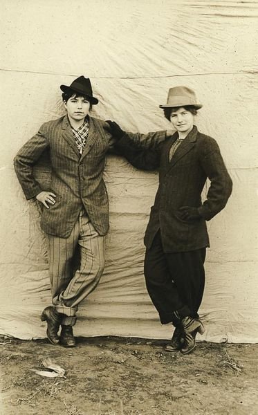 Oι αόρατοι: Συγκλονιστικές κρυφές φωτογραφίες ομοφυλόφιλων ζευγαριών από τις αρχές του 20ου αιώνα [εικόνες] | iefimerida.gr 2