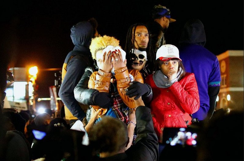 Στις φλόγες οι ΗΠΑ -Χάος μετά την αθώωση του αστυνομικού που σκότωσε τον άοπλο 18χρονο [βίντεο & εικόνες] | iefimerida.gr 2