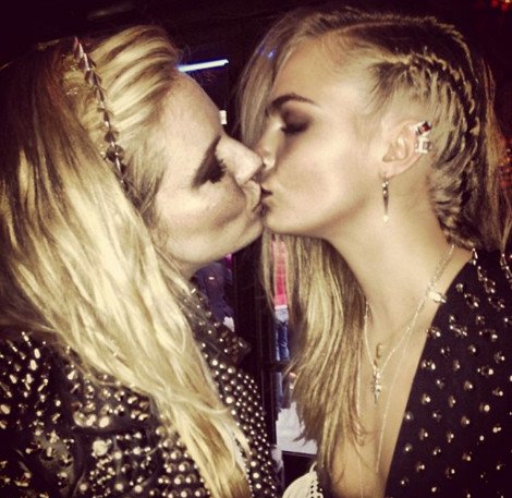 Ασυγκράτητες -Δεν κρύβουν τον έρωτά τους Καρά Ντελεβίν και Σιένα Μίλερ [εικόνες] | iefimerida.gr 0