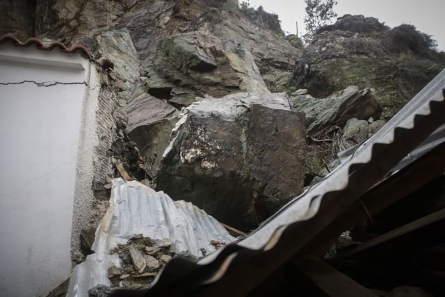 Βράχια έπεσαν σε σπίτια