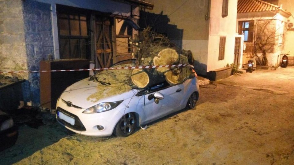 Λέσβος: Βγήκε να πάρει το αυτοκίνητό του και δεν μπορούσε να πιστέψει στα μάτια του -Τι συνέβη [εικόνες] | iefimerida.gr 0