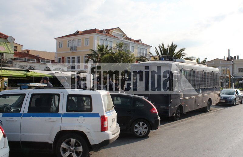 Αγριεύει η κατάσταση στη Μυτιλήνη -Σε κλοιό αστυνομικών η πλατεία που κατέλαβαν οι μετανάστες [εικόνες] | iefimerida.gr 2