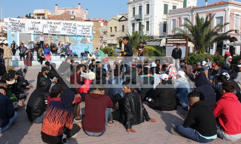 Αγριεύει η κατάσταση στη Μυτιλήνη -Σε κλοιό αστυνομικών η πλατεία που κατέλαβαν οι μετανάστες [εικόνες] | iefimerida.gr 0