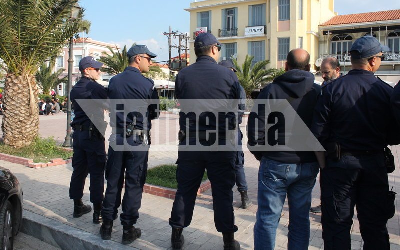 Αγριεύει η κατάσταση στη Μυτιλήνη -Σε κλοιό αστυνομικών η πλατεία που κατέλαβαν οι μετανάστες [εικόνες] | iefimerida.gr 3