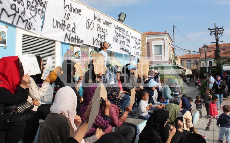 Αγριεύει η κατάσταση στη Μυτιλήνη -Σε κλοιό αστυνομικών η πλατεία που κατέλαβαν οι μετανάστες [εικόνες] | iefimerida.gr 1