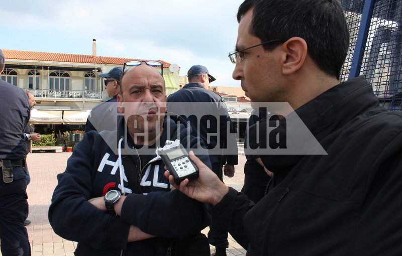 Αγριεύει η κατάσταση στη Μυτιλήνη -Σε κλοιό αστυνομικών η πλατεία που κατέλαβαν οι μετανάστες [εικόνες] | iefimerida.gr 4