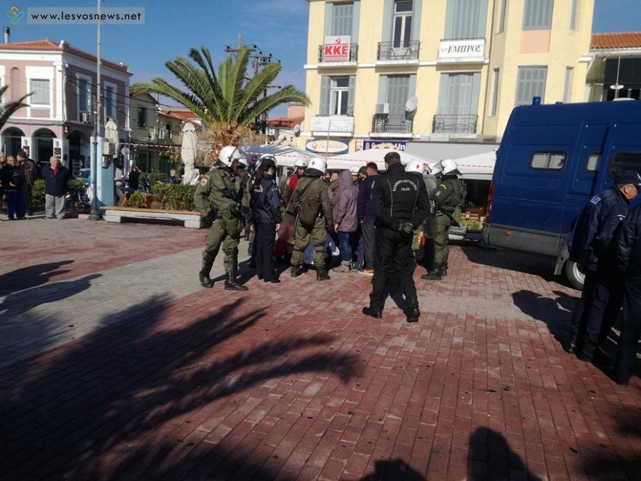 Μυτιλήνη: Δεύτερη μέρα έντασης -Μετανάστες προσπάθησαν να στήσουν σκηνές σε πλατεία [εικόνες] | iefimerida.gr 2