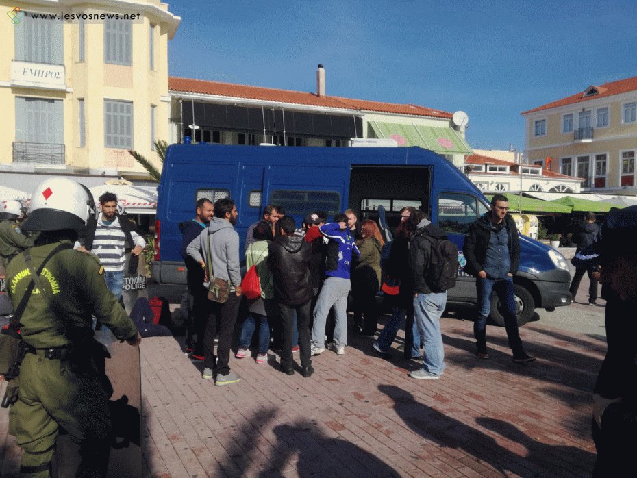 Μυτιλήνη: Δεύτερη μέρα έντασης -Μετανάστες προσπάθησαν να στήσουν σκηνές σε πλατεία [εικόνες] | iefimerida.gr 3