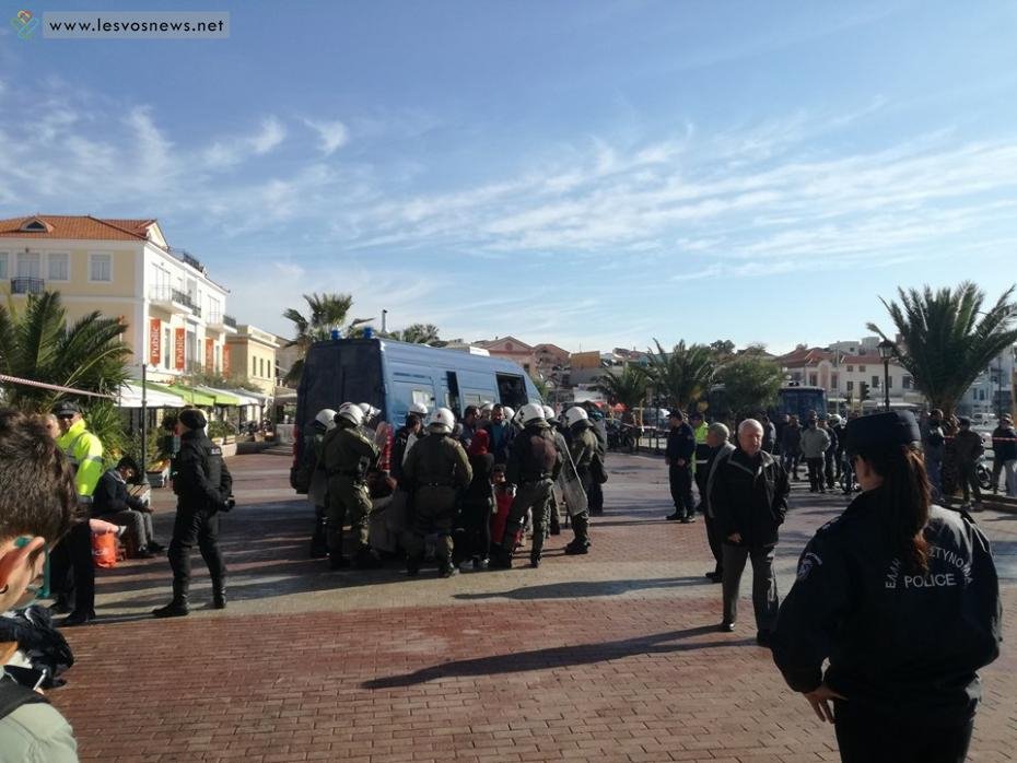 Μυτιλήνη: Δεύτερη μέρα έντασης -Μετανάστες προσπάθησαν να στήσουν σκηνές σε πλατεία [εικόνες] | iefimerida.gr 0
