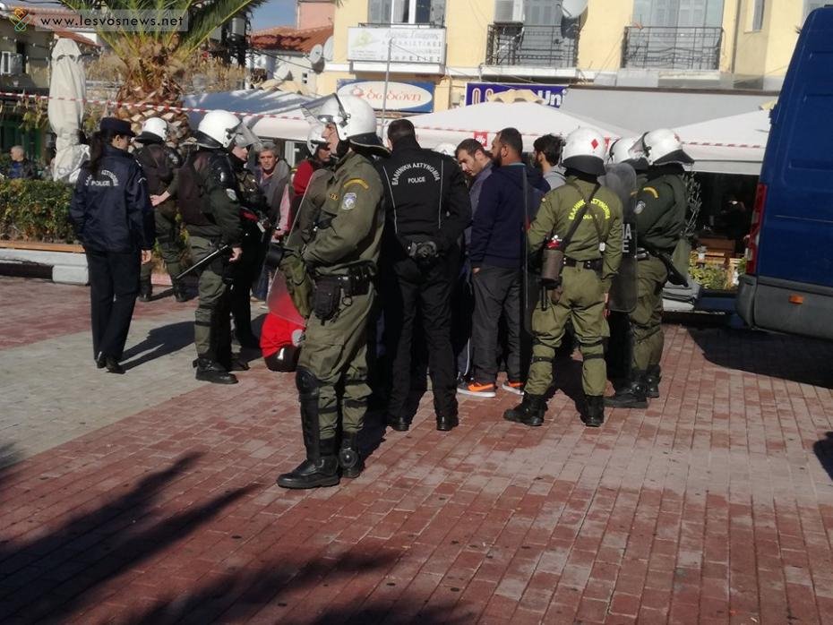 Μυτιλήνη: Δεύτερη μέρα έντασης -Μετανάστες προσπάθησαν να στήσουν σκηνές σε πλατεία [εικόνες] | iefimerida.gr 1