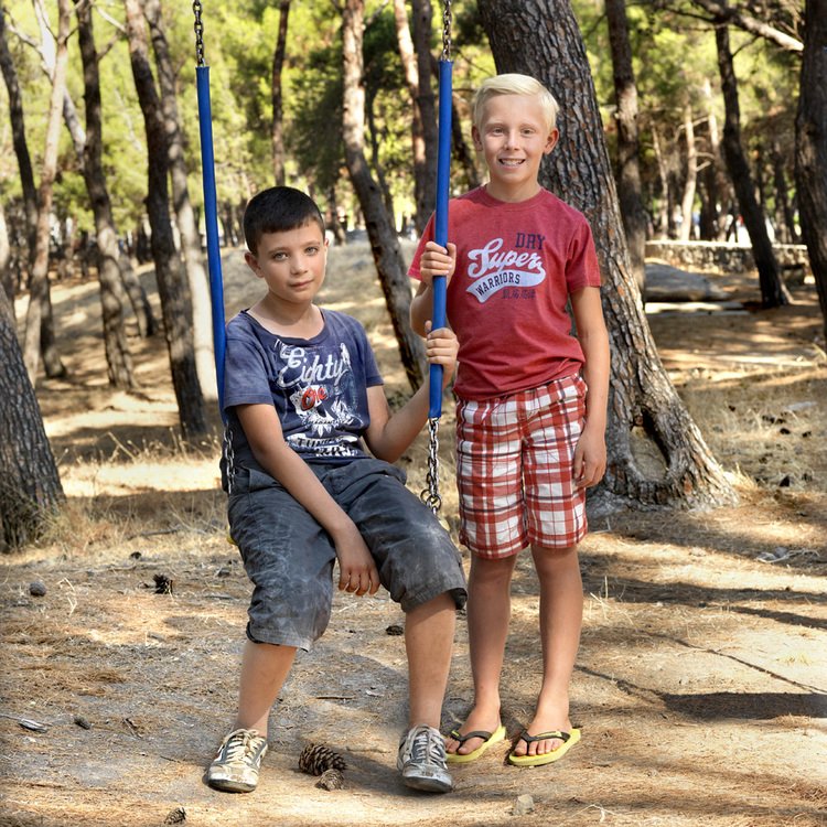 Οταν ένας πρόσφυγας συζητά με έναν τουρίστα -Απρόσμενες συναντήσεις στη Λέσβο [εικόνες & βίντεο] | iefimerida.gr 11