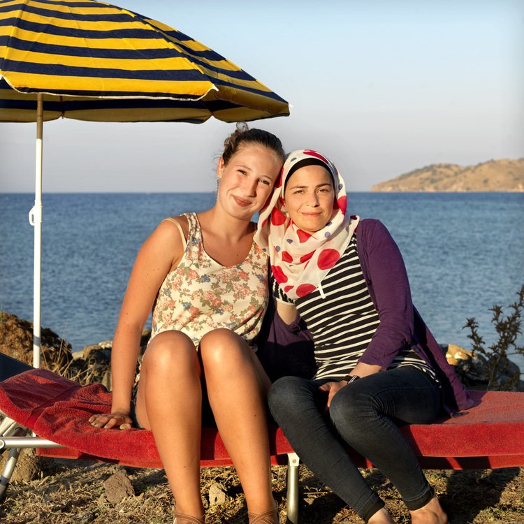 Οταν ένας πρόσφυγας συζητά με έναν τουρίστα -Απρόσμενες συναντήσεις στη Λέσβο [εικόνες & βίντεο] | iefimerida.gr 1