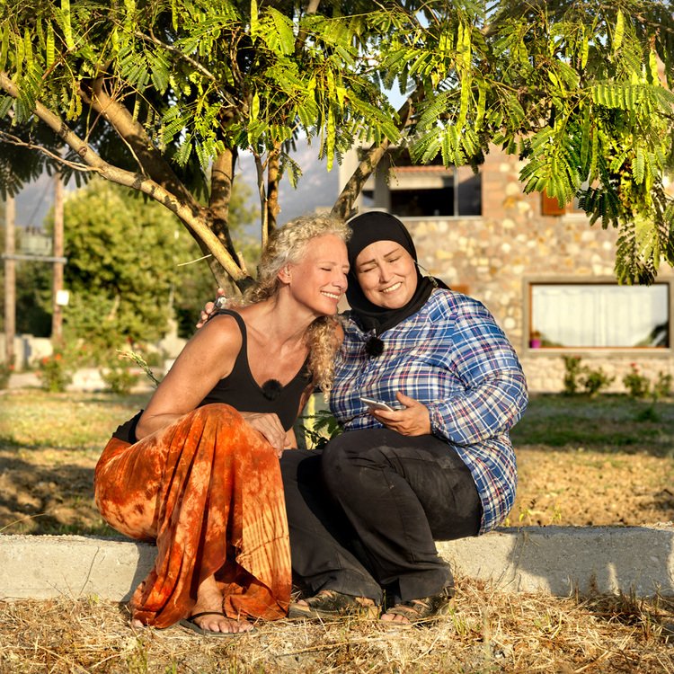 Οταν ένας πρόσφυγας συζητά με έναν τουρίστα -Απρόσμενες συναντήσεις στη Λέσβο [εικόνες & βίντεο] | iefimerida.gr 3