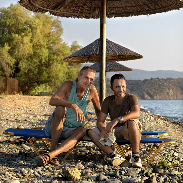 Οταν ένας πρόσφυγας συζητά με έναν τουρίστα -Απρόσμενες συναντήσεις στη Λέσβο [εικόνες & βίντεο] | iefimerida.gr 4