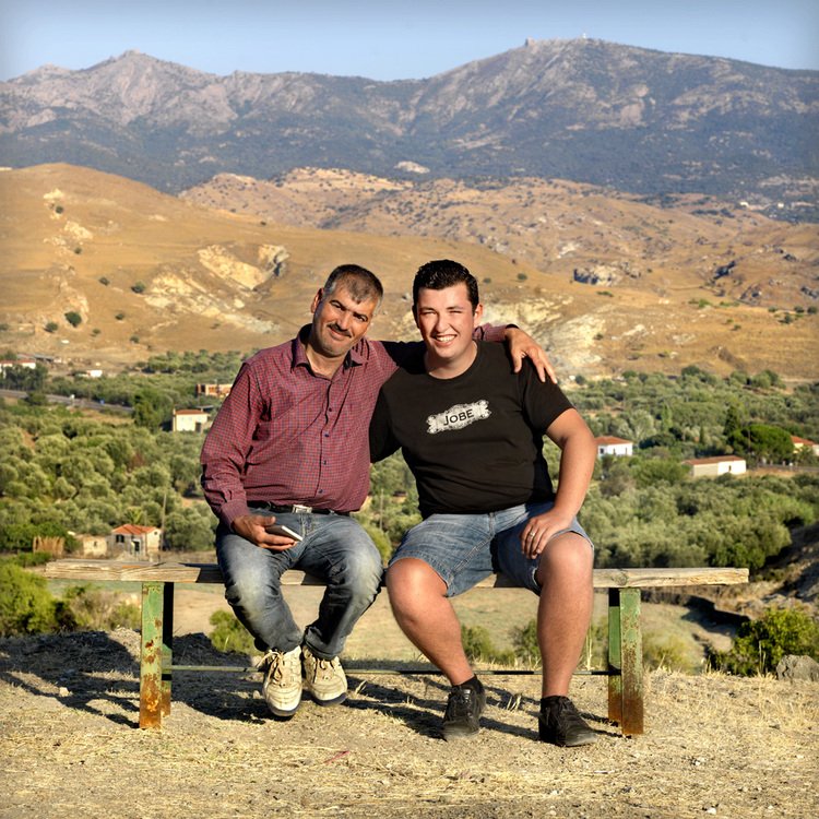 Οταν ένας πρόσφυγας συζητά με έναν τουρίστα -Απρόσμενες συναντήσεις στη Λέσβο [εικόνες & βίντεο] | iefimerida.gr 6