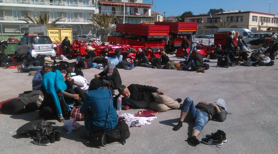 «Βουλιάζει» η Μυτιλήνη από μετανάστες: 582 αποβιβάστηκαν μέσα σε τέσσερις μέρες [εικόνες] | iefimerida.gr 0