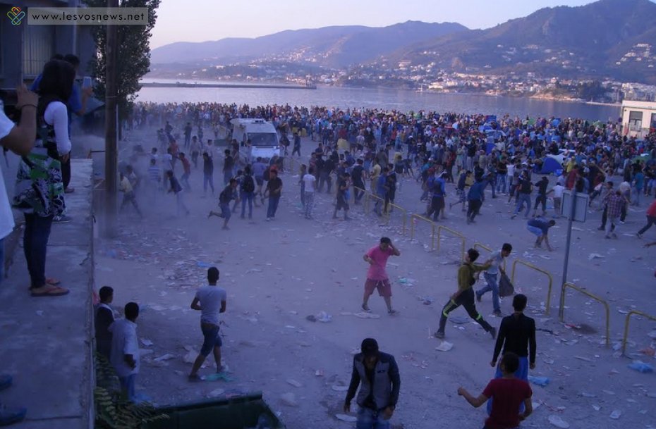 Χάος στη Μυτιλήνη: 1.000 Αφγανοί προσπάθησαν να εισβάλουν στο Blue Star 1 [εικόνες] | iefimerida.gr 1