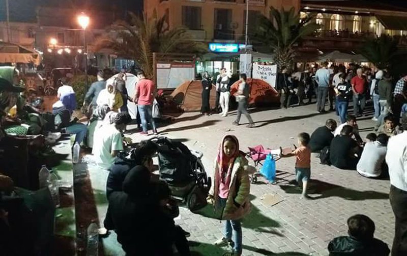 Συνεχίζεται η κατάληψη της πλατείας Σαπφούς στη Μυτιλήνη
