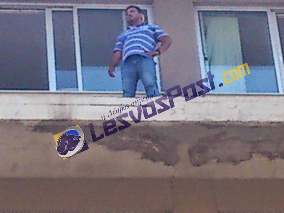 Συναγερμός στη Λέσβο -Ανέβηκε στο περβάζι της εφορίας και απειλούσε να αυτοκτονήσει [εικόνες] | iefimerida.gr 1