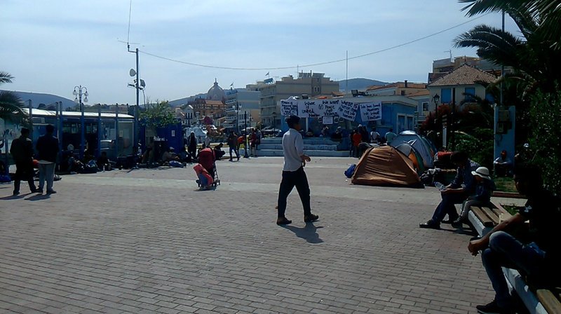 Μυτιλήνη: Συνεχίζεται για τρίτη ημέρα η κατάληψη πλατείας από μετανάστες [εικόνες] | iefimerida.gr 1