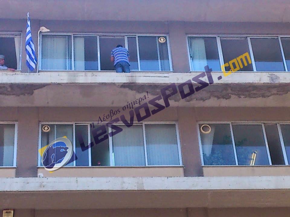 Συναγερμός στη Λέσβο -Ανέβηκε στο περβάζι της εφορίας και απειλούσε να αυτοκτονήσει [εικόνες] | iefimerida.gr 2