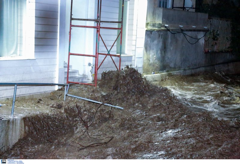 Καταστροφές από την κακοκαιρία στη Λέσβο -Χείμαρροι οι δρόμοι, πλημμύρισαν σπίτια, κινδύνευσαν άνθρωποι [εικόνες & βίντεο] | iefimerida.gr 0