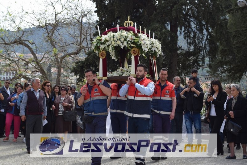 Συγκίνηση στη Μυτιλήνη: Η περιφορά του Επιταφίου στο νοσοκομείο [εικόνες] | iefimerida.gr 2