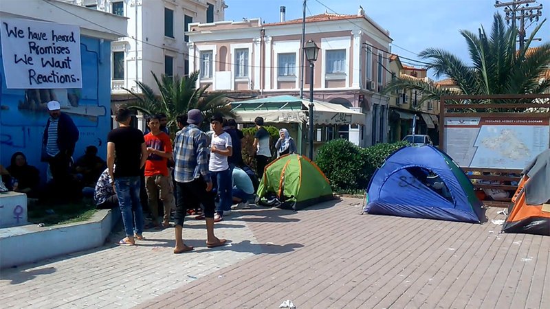 Πρόσφυγες και μετανάστες έχουν στήσει σκηνές πάνω στην πλατεία