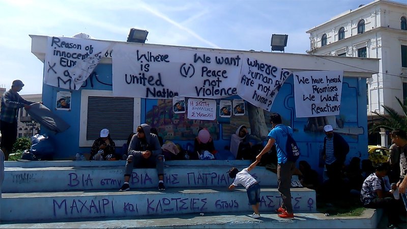 Μυτιλήνη: Συνεχίζεται για τρίτη ημέρα η κατάληψη πλατείας από μετανάστες [εικόνες] | iefimerida.gr 3