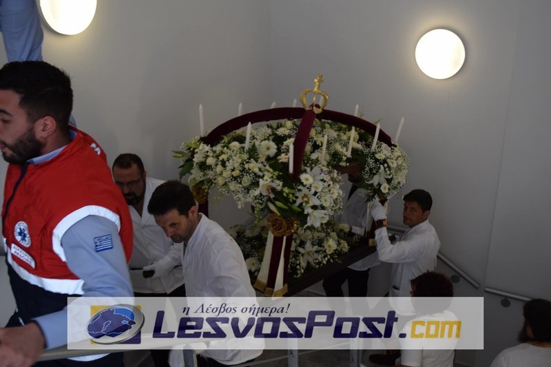 Συγκίνηση στη Μυτιλήνη: Η περιφορά του Επιταφίου στο νοσοκομείο [εικόνες] | iefimerida.gr 4