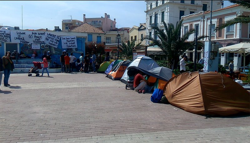 Μυτιλήνη: Συνεχίζεται για τρίτη ημέρα η κατάληψη πλατείας από μετανάστες [εικόνες] | iefimerida.gr 4