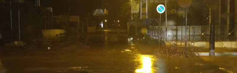 Καταστροφές από την κακοκαιρία στη Λέσβο -Χείμαρροι οι δρόμοι, πλημμύρισαν σπίτια, κινδύνευσαν άνθρωποι [εικόνες & βίντεο] | iefimerida.gr 4