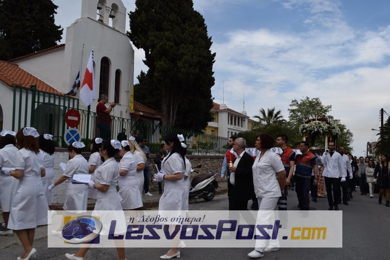Συγκίνηση στη Μυτιλήνη: Η περιφορά του Επιταφίου στο νοσοκομείο [εικόνες] | iefimerida.gr 7