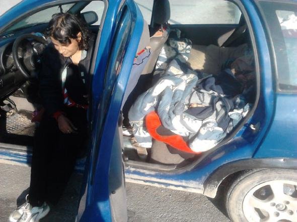 Ελλάδα 2013: Εγκυος ζει μέσα σε ένα εγκαταλελειμμένο αυτοκίνητο [εικόνα&βίντεο] | iefimerida.gr 0