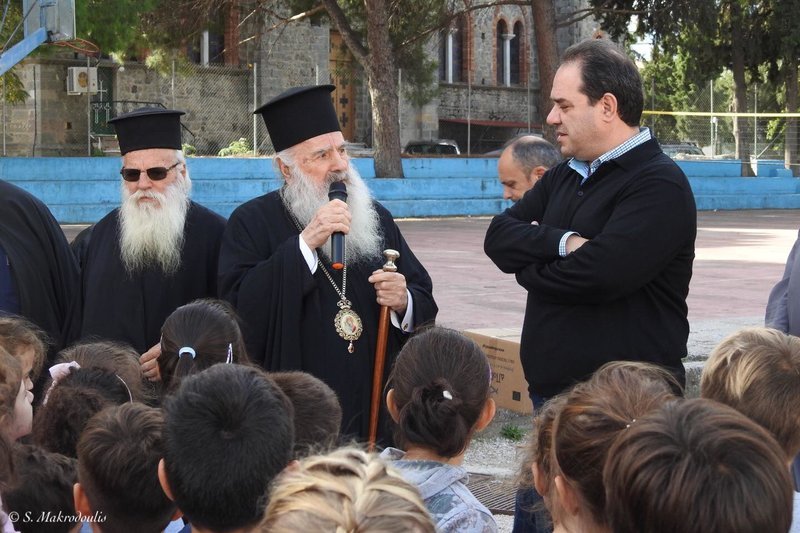 Οι Μητροπολίτες συμμετείχαν και οι ίδιοι στη διανομή και βρέθηκαν κοντά στα μικρά παιδιά